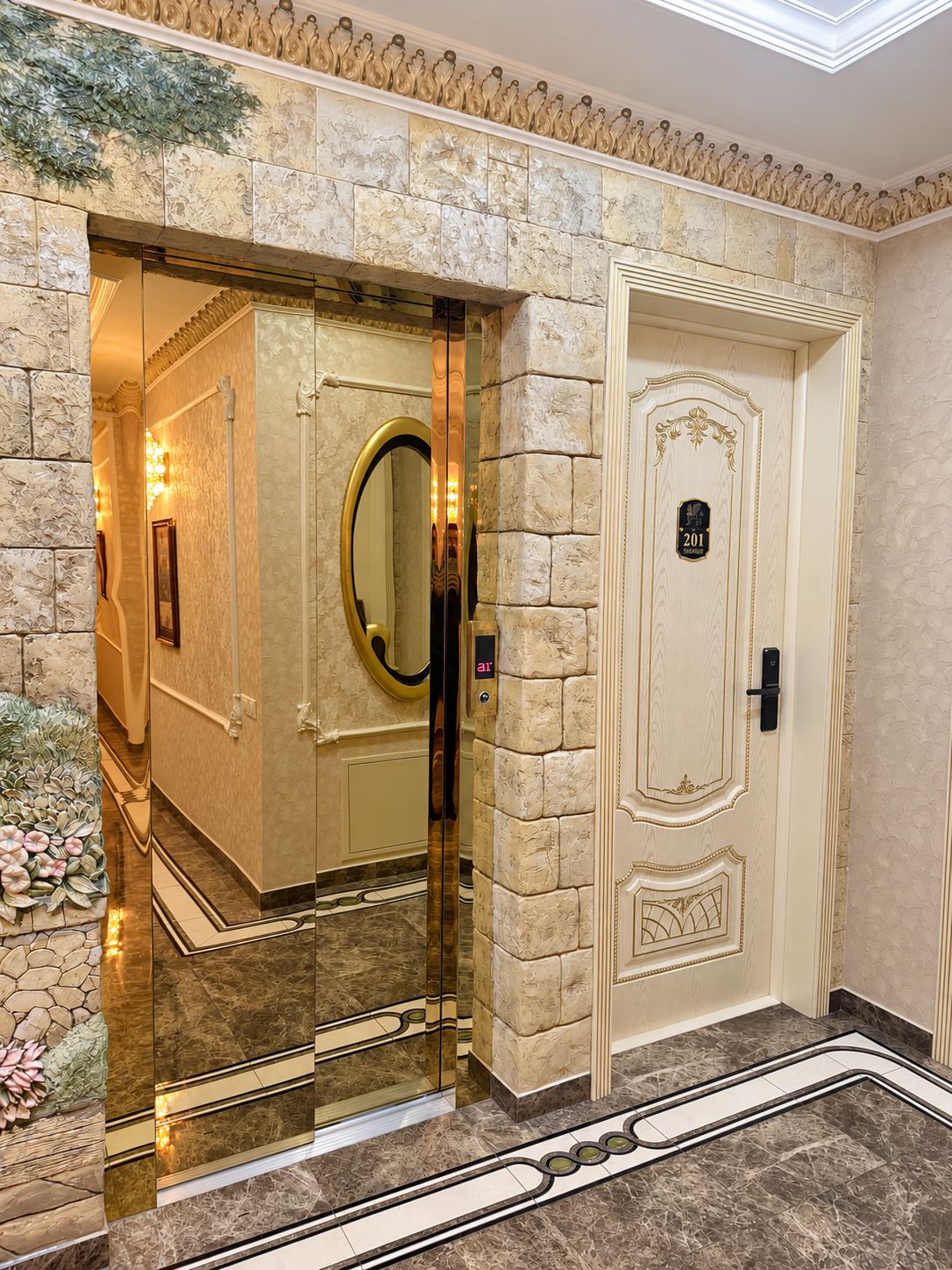 Un intérieur avec un sol en marbre, un mur recouvert de miroirs et une porte portant une plaque numérotée.