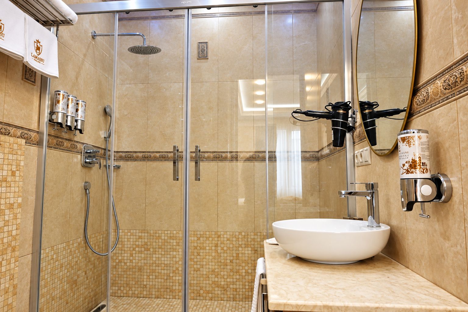 Un baño moderno con ducha de vidrio, lavamanos blanco y barra para toallas.