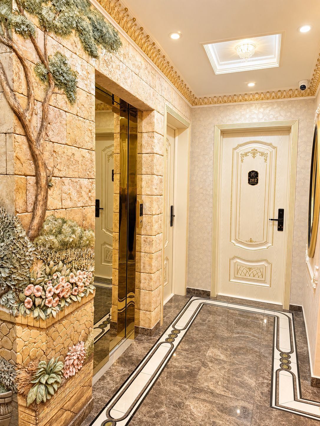 Un vestíbulo de hotel con piso de mármol, una pared decorativa con plantas, un ascensor de vidrio y una puerta con placa de identificación.