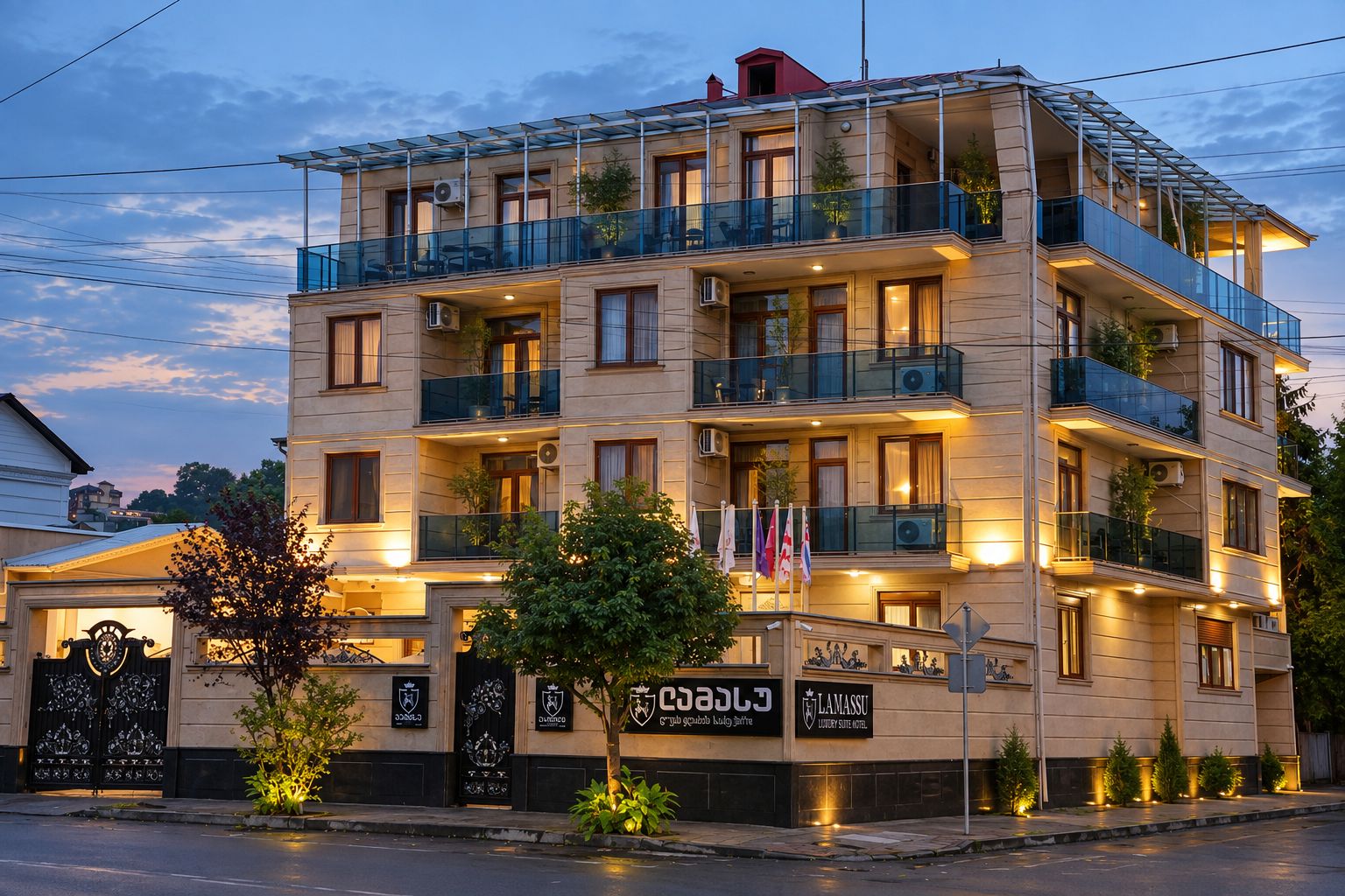 Un hotel a più piani con balconi, un cartello che indica che si tratta di un hotel di lusso con suite, e un ingresso ben illuminato.