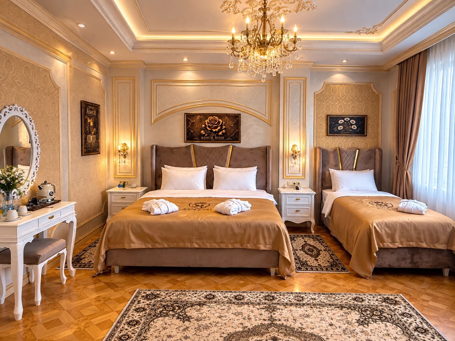 Una lujosa habitación de hotel con una cama grande, dos mesitas de noche, una araña y un espejo decorativo.