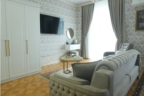 Executive Suite, City View, Executive Level | Living area | 55-inch flat-screen TV with satellite channels