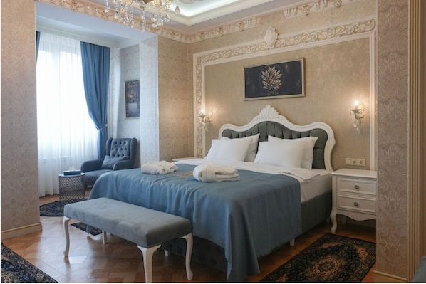 Deluxe Room, Balcony, City View | Premium bedding, minibar (free items), in-room safe, soundproofing
