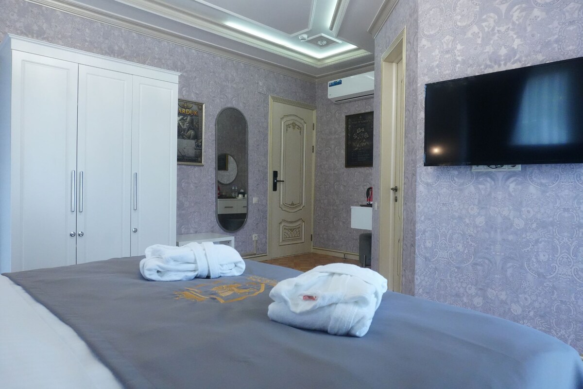 Ropa de cama de alta calidad y minibar con artículos gratuitos
