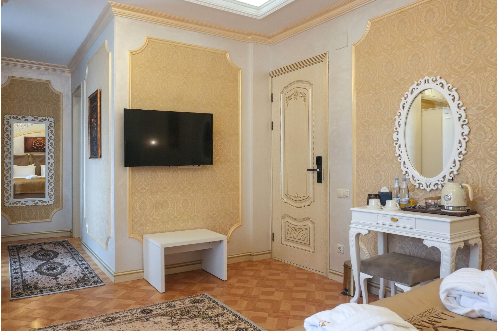 Deluxe-Dreibettzimmer, Balkon, Stadtblick | Hochwertige Bettwaren, kostenlose Minibar, Zimmersafe
