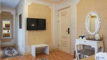 Deluxe-Dreibettzimmer, Balkon, Stadtblick | Hochwertige Bettwaren, kostenlose Minibar, Zimmersafe