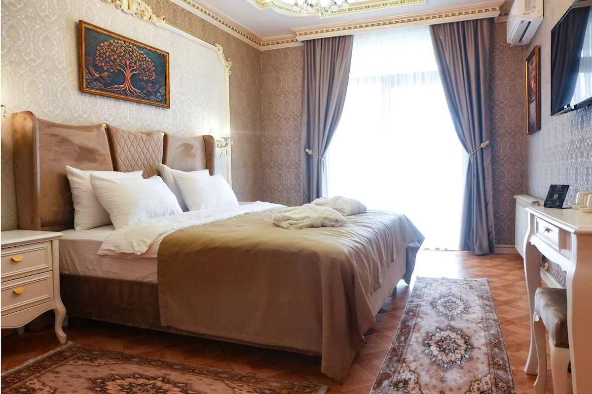 Superior Suite, Mountain View | In-room safe, soundproofing, free WiFi
