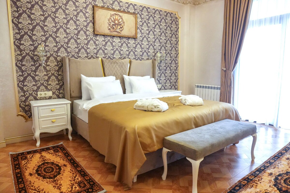 Ropa de cama de alta calidad y minibar con artículos gratuitos