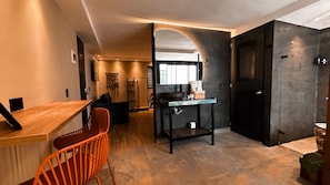Eine moderne Küche mit einer Holzarbeitsplatte, einem Spülbecken und einem schwarzen Schrank.