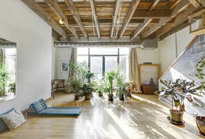 Unclassified image, 3 of 16, button - Furnished Exec Loft | 2,200 sq ft | Short–Mid Term Rental | Rooftop Terrace (Montréal)