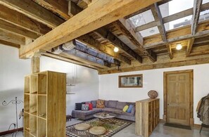 Unclassified image, 4 of 16, button - Furnished Exec Loft | 2,200 sq ft | Short–Mid Term Rental | Rooftop Terrace (Montréal)