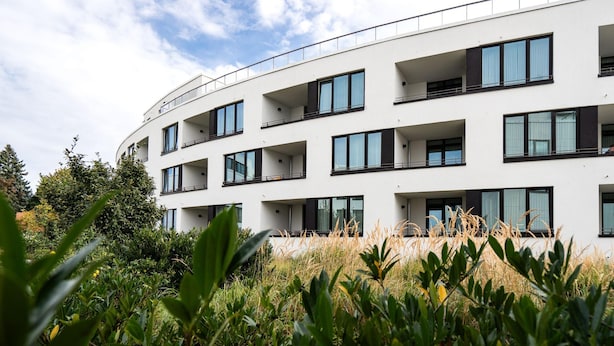 A modern multi-story building with balconies, large windows, and a flat roof. - Parkidylle mit Sauna (Lübeck)