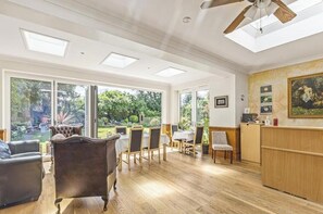 Interior - Warm & Welcoming Twin En-Suite Room in North London (London)