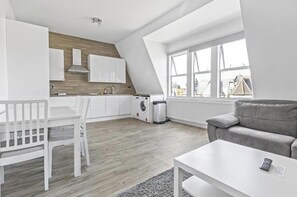 Interior - Warm & Welcoming Twin En-Suite Room in North London (London)