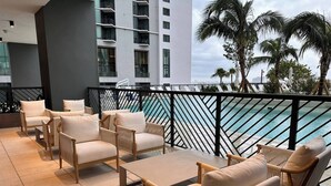 A rooftop lounge with outdoor seating and a view of the ocean. - Modern Studio with Balcony in Downtown Miami (Miami)