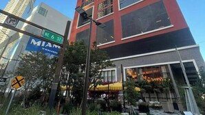 A modern building with a red facade and large windows, located at NE 6 St. - Modern Studio with Balcony in Downtown Miami (Miami)