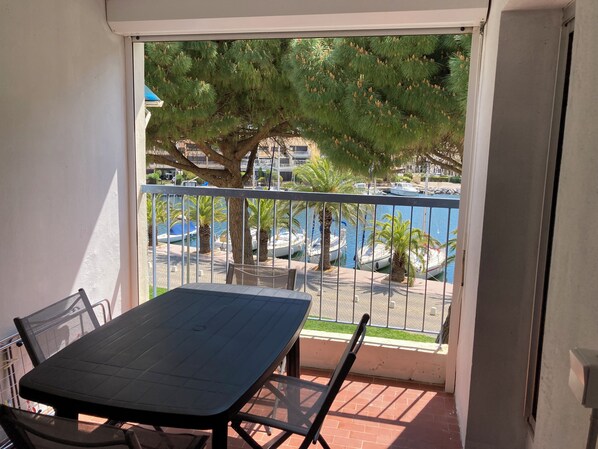 Outdoor dining - Vrbo Property (Gruissan)