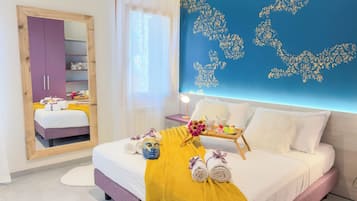 Habitació d'hotel amb llit, tocador amb mirall, armari, taula de nit amb làmpada i un mur decoratiu.