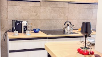 Cafetière-théière, réfrigérateur, four à micro-ondes, un four