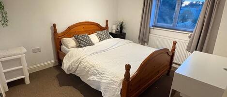 3 bedrooms, iron/ironing board, bed sheets