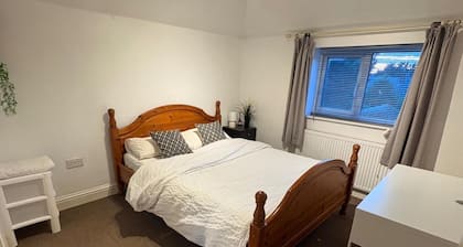 3 Bed - Sleeps 6 - Parking - Central Canterbury