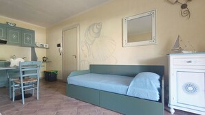 A room with a bed, a desk, and a dresser. - Ginestre Smeraldo by Casa Check (Porto Rotondo)