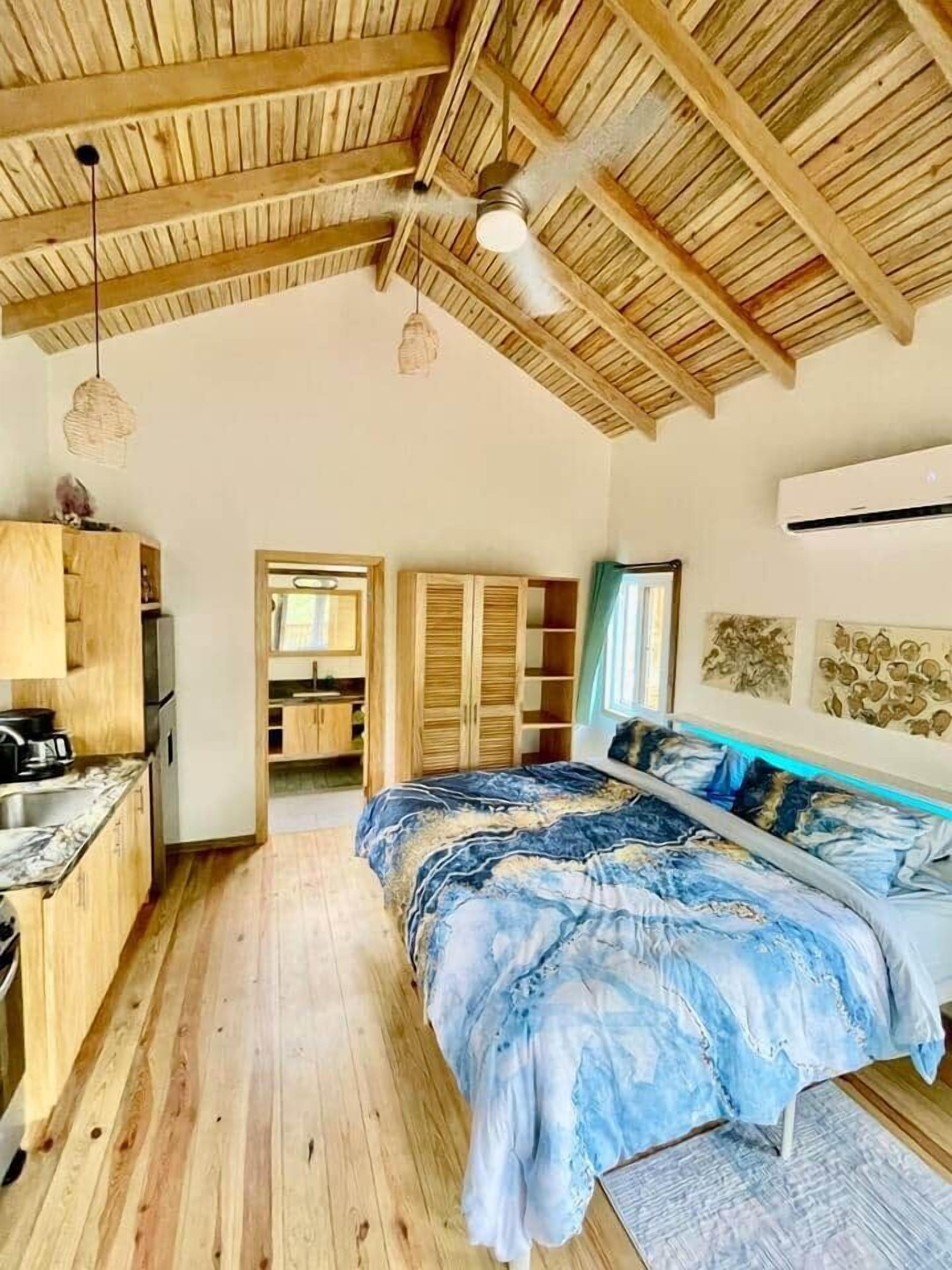 In-room safe, iron/ironing board, WiFi, bed sheets