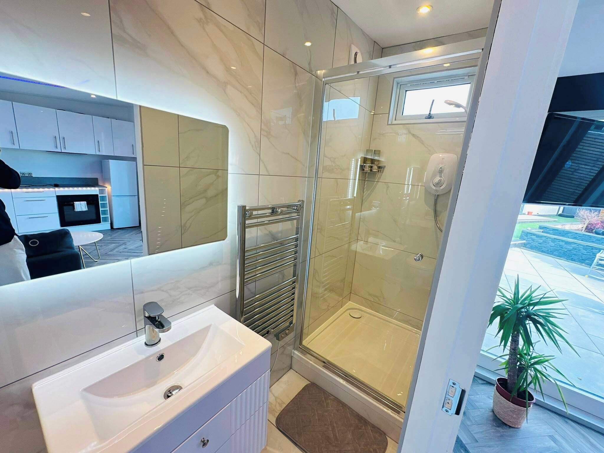 Shower, hair dryer, towels