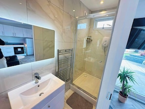 Shower, hair dryer, towels - Stylish Cozy Edinburgh Studio The Garden Room (Edinburgh)