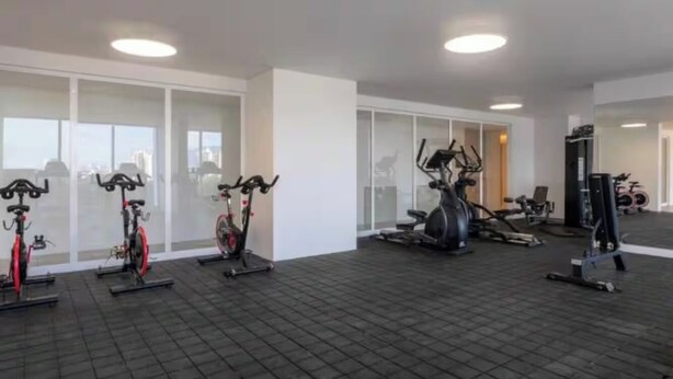 Ett gym med motionscyklar, en crosstrainer och styrketräningsmaskiner.