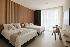 A hotel room with two beds, a desk, and a chair. - Vista - Horizonte - frente al Mar & internet (Santa Marta)