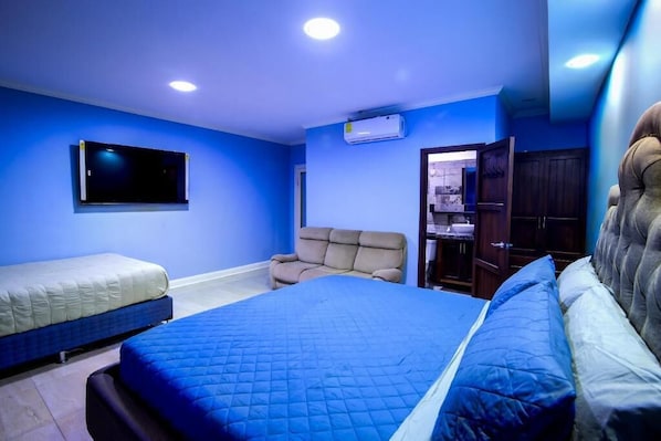 Cortinas blackout, tabla de planchar con plancha y wifi gratis