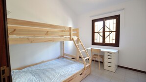 A bedroom with a bunk bed, a desk, and a chair. - La Casita de la Playa – A Vacation Just a Few Steps from the Ocean (Playa Honda)