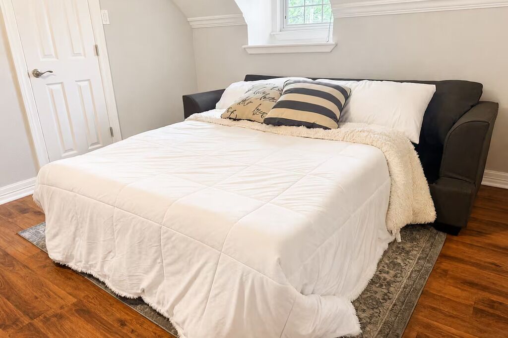 6 bedrooms, iron/ironing board, WiFi, bed sheets