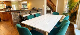 Family Getaway Sleeps 22 with Private Pool + Game Room