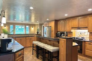 Unclassified image, 5 of 39, button - Family Getaway Sleeps 22 with Private Pool + Game Room (porter)