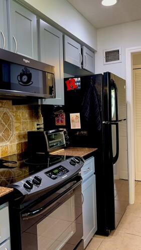 Serene Escape. Tropical Gem. 
Cozy Chic Condo, 
Shared space Pvt. Bed/Bath w AC