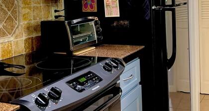 Serene Escape. Tropical Gem.
Cozy Chic Condo,
Shared space Pvt. Bed/Bath w AC