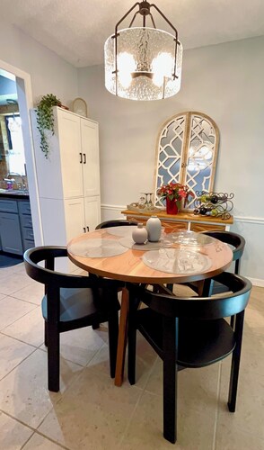 Serene Escape. Tropical Gem. 
Cozy Chic Condo, 
Shared space Pvt. Bed/Bath w AC