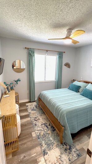 Room - Serene Escape. Tropical Gem. 
Cozy Chic Condo, 
Shared space Pvt. Bed/Bath w AC (Eustis)