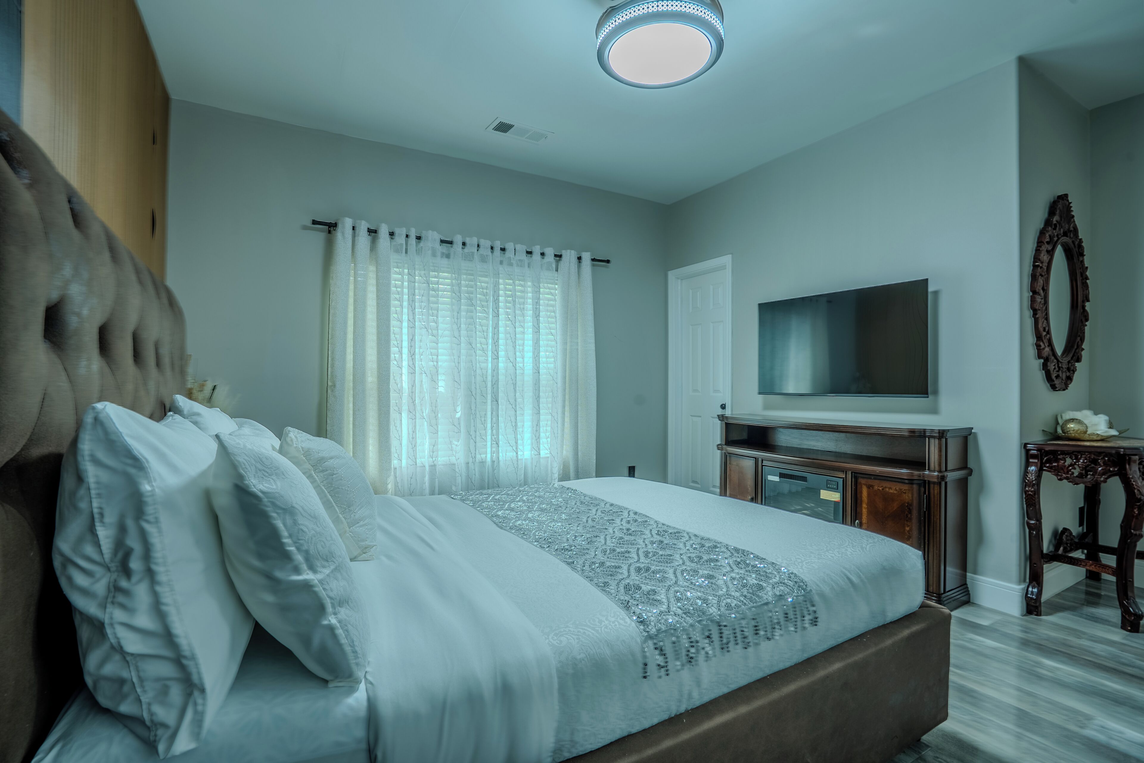 Iron/ironing board, WiFi, bed sheets