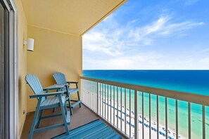 Un balcone con vista sulla spiaggia e sull'oceano.