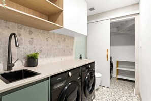 Een moderne keuken met een inbouwvaatwasser en een spoelbak.