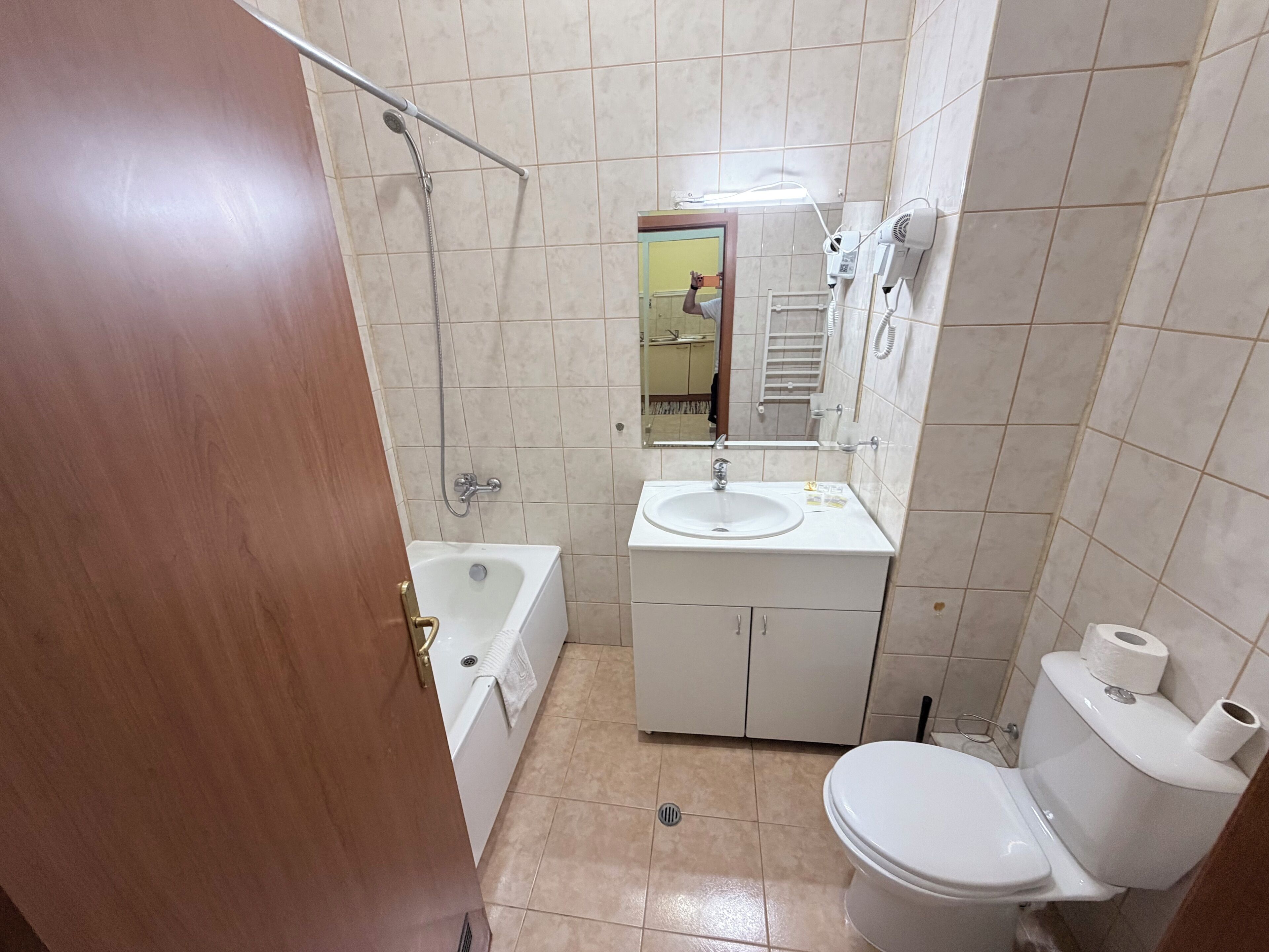 Une salle de bain équipée d’une baignoire, d’un lavabo, d’un miroir et de toilettes.