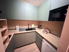 Deluxe Studio Suite, Mountain View | Private kitchen - Persey Flora Apartments (Borovets)