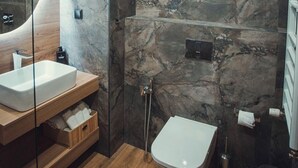 Deluxe Studio Suite, Mountain View | Bathroom | Hair dryer, towels, soap, shampoo