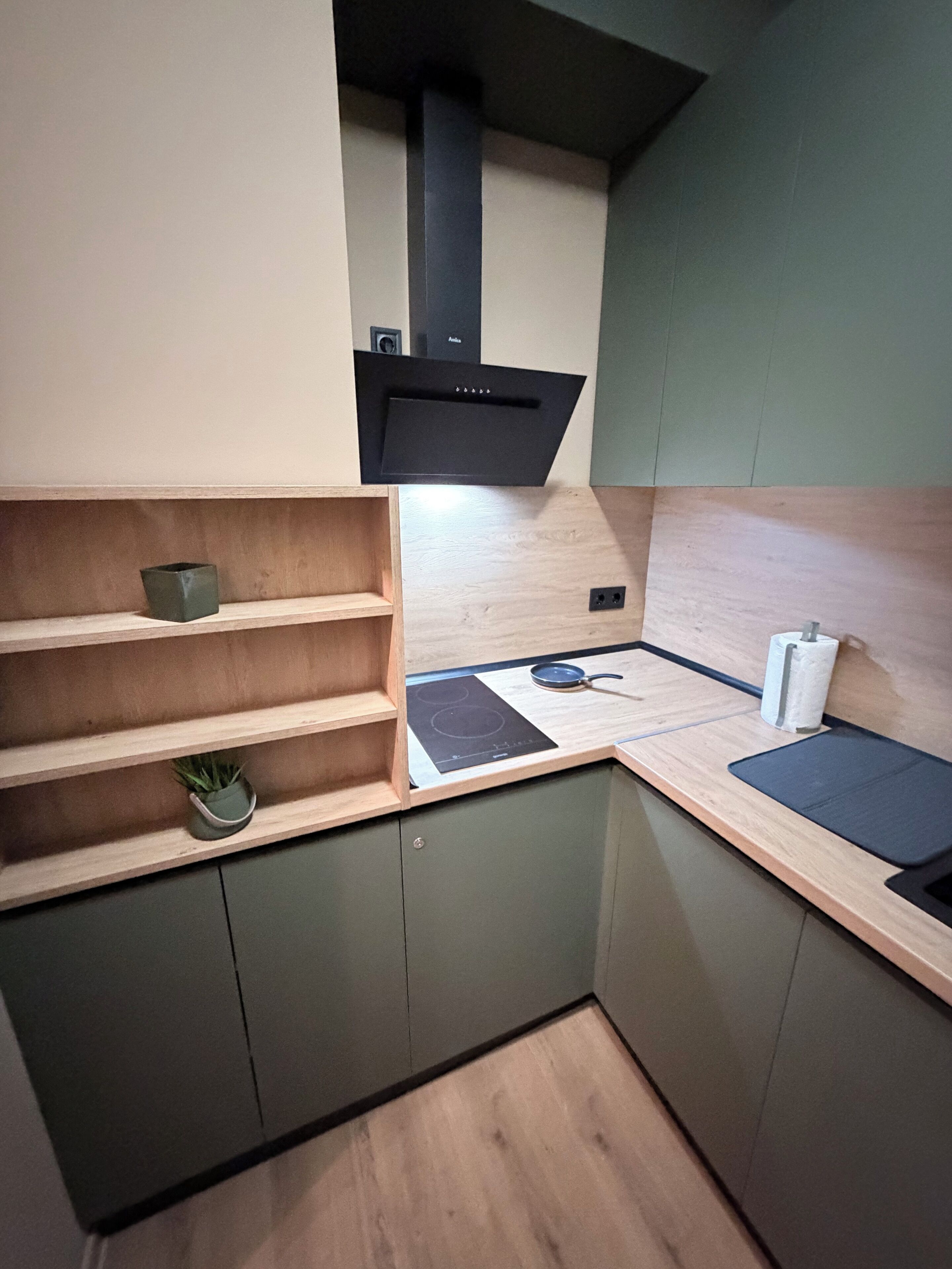 Suite studio Deluxe, vue sur la montagne | Cuisine privée | Réfrigérateur, four à micro-ondes, surface de cuisson, chaise haute
