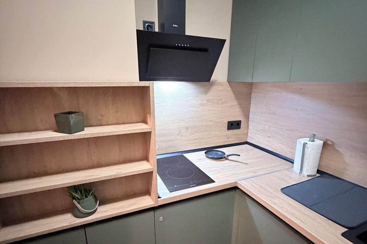 Deluxe Studio Suite, Mountain View | Private kitchen | Fridge, microwave, stovetop, high chair