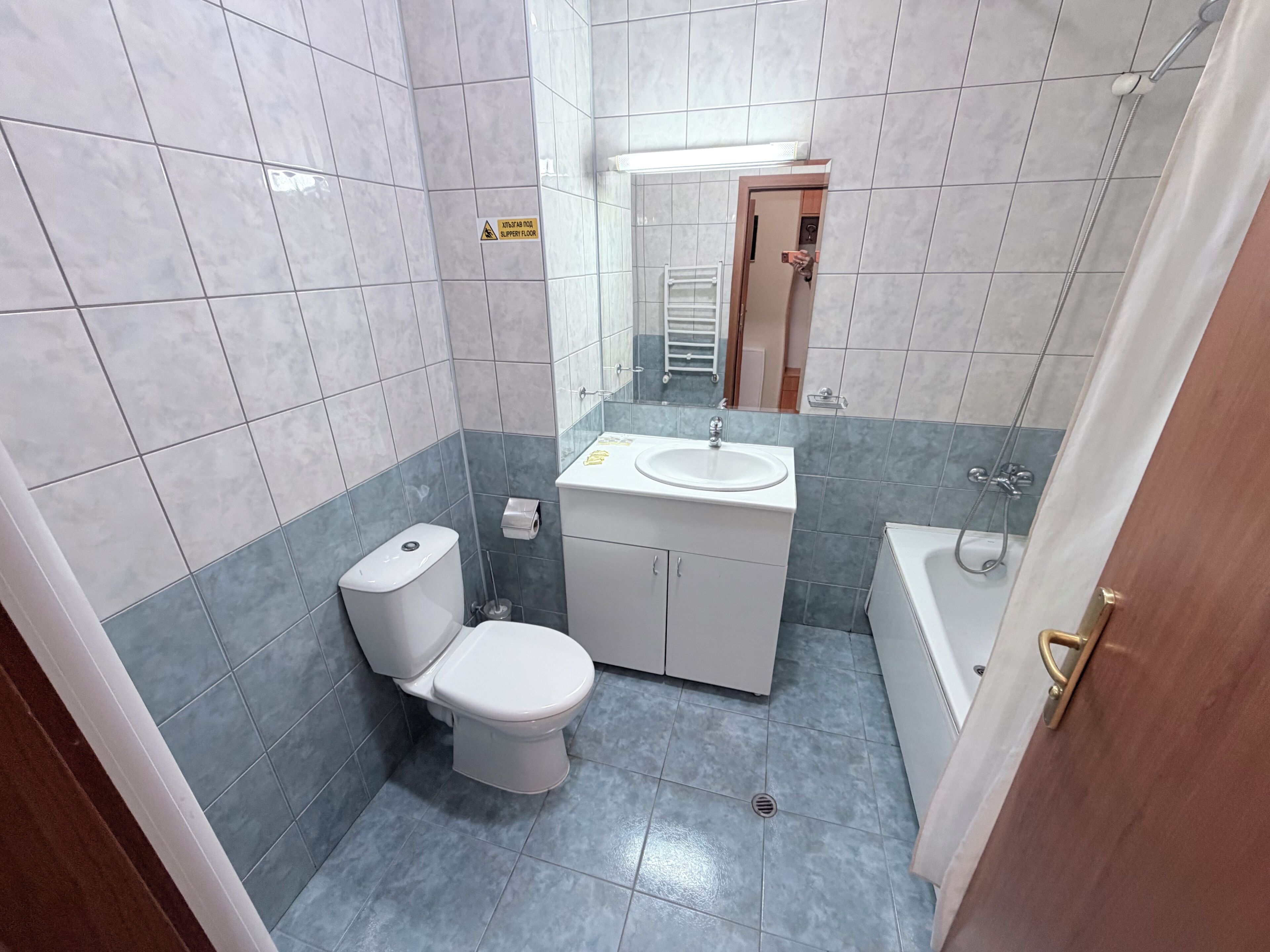 Ein Badezimmer mit Toilette, Waschbecken und Badewanne.
