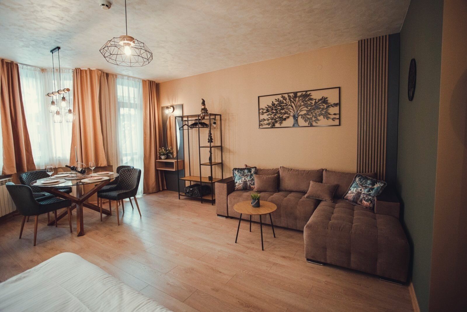 Deluxe Studio Suite, Mountain View | Desk, iron/ironing board, WiFi (free)